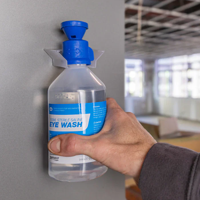 S4 500ml Eye Wash With Eye Shower and Wall Mount Bracket - Image 4